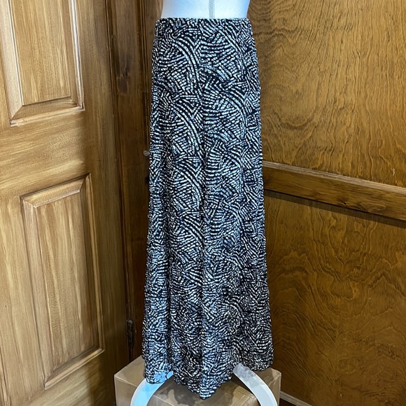 Chico’s Black and White Mesh Overlay Maxi Skirt - EUC - Picture 3 of 7